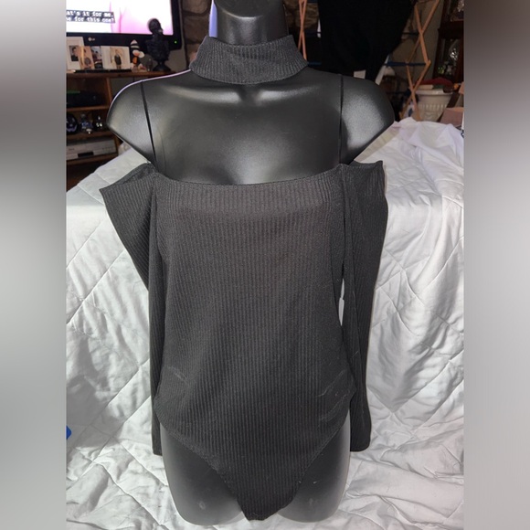 ASTR The Label Brand New Long Sleeve Cutout Choker Bodysuit in Black - Picture 1 of 16